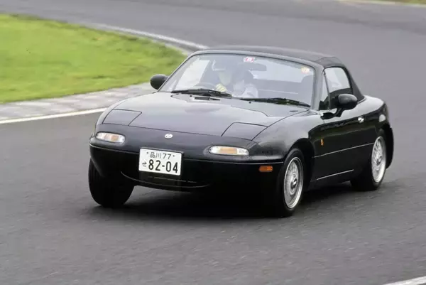 「いまじゃ考えられない「スポーツカー」がバカ売れした時代！　驚きの台数を記録した５台」の画像