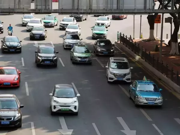 「政府はホントに本気？　2030年の「脱・純ガソリンエンジン車」が非現実感を伴うワケ」の画像