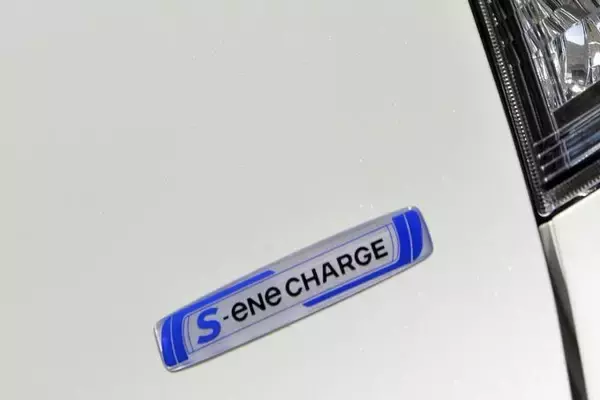 「政府はホントに本気？　2030年の「脱・純ガソリンエンジン車」が非現実感を伴うワケ」の画像