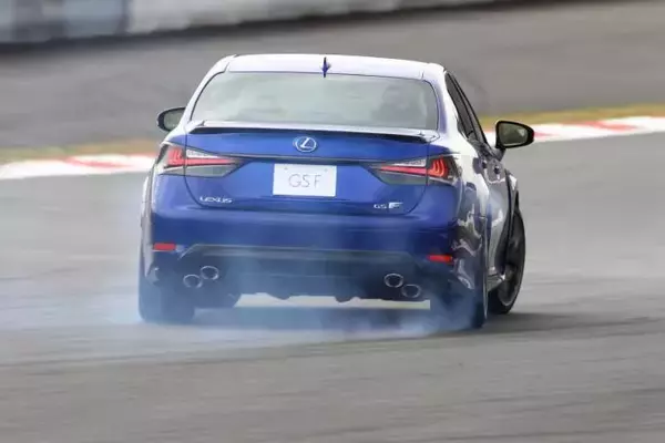 「レーシングドライバーが「本当の」意味を解説！　誤解だらけの「ステア特性」用語３つ」の画像