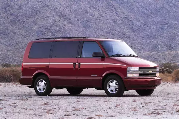 「「走り」だけがクルマの価値じゃない！　レーシングドライバーが重視する５つの「後席」の条件とは」の画像