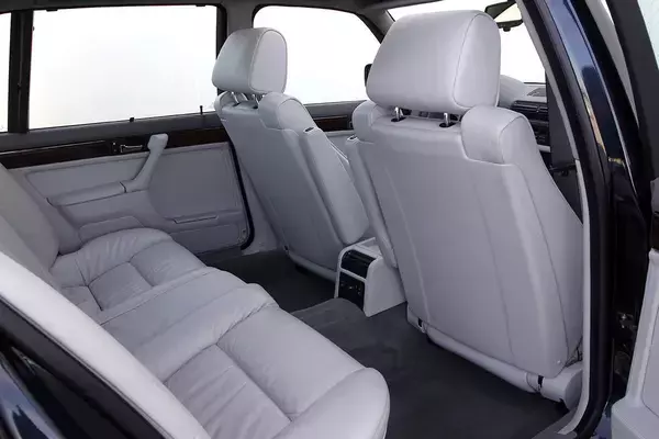 「「走り」だけがクルマの価値じゃない！　レーシングドライバーが重視する５つの「後席」の条件とは」の画像