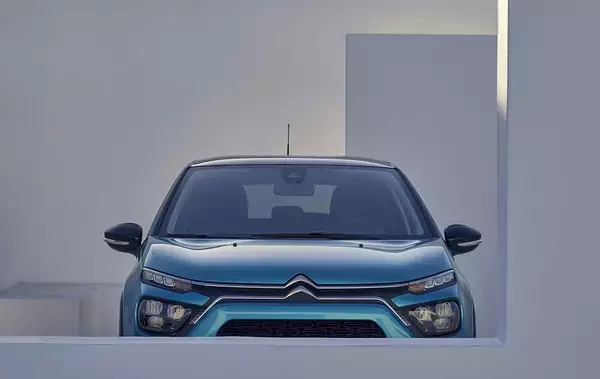 内外装を刷新！　新世代デザインを採用したシトロエンC3の改良モデルが登場