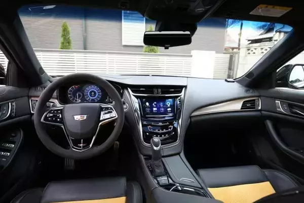 「4ドアの「セダン」なのに「怪物」！　500馬力オーバーの衝撃エンジンを積んだ３台」の画像