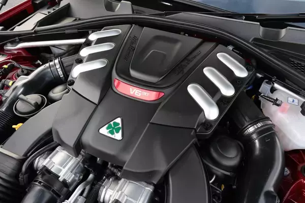 「4ドアの「セダン」なのに「怪物」！　500馬力オーバーの衝撃エンジンを積んだ３台」の画像