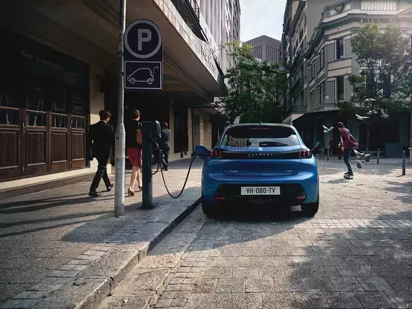 「流行に敏感な女子なら「いち早く」乗っておきたい！　日本で買えるオシャレEV５台」の画像