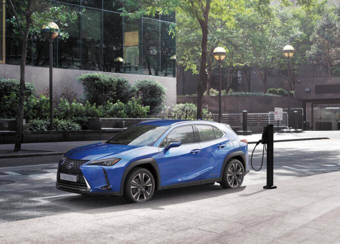 ハイブリッドがあるからいい？　日本メーカーが「EV」に対して「消極的」に見えるワケ