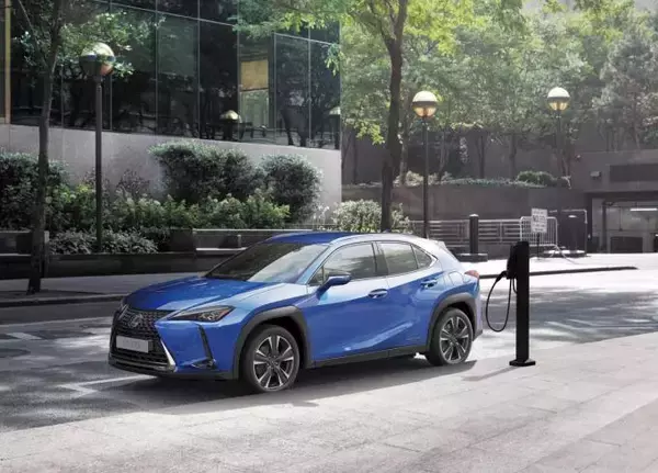 「ハイブリッドがあるからいい？　日本メーカーが「EV」に対して「消極的」に見えるワケ」の画像