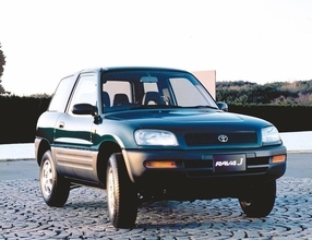 「失敗する」の声も上がる「クラウンSUV」の噂だが果たして？　大幅「方向転換」で成功を納めた国産車４台