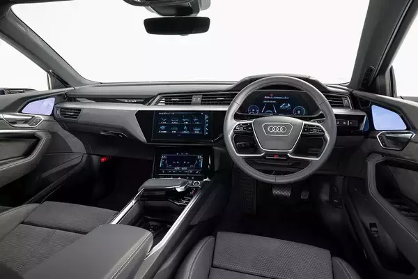 「アウディの新世代EVにSUVボディ「Audi e-tron」を追加設定！　71kWhバッテリー搭載モデルも用意」の画像