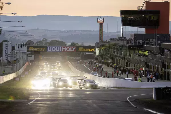 「豪州に何人もの命を奪った「ガチ峠」サーキットがあった！　実際に走ったレーシングドライバーが語る衝撃の中身」の画像