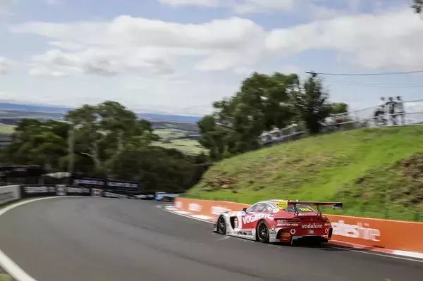 「豪州に何人もの命を奪った「ガチ峠」サーキットがあった！　実際に走ったレーシングドライバーが語る衝撃の中身」の画像