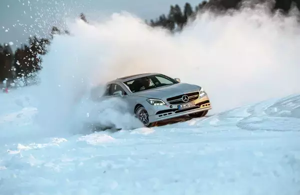 「レーシングドライバーが太鼓判！　メーカー主催の「雪道レッスン」が「想像の斜め上」を行く内容だった」の画像