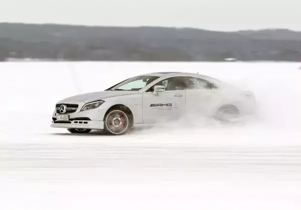 「レーシングドライバーが太鼓判！　メーカー主催の「雪道レッスン」が「想像の斜め上」を行く内容だった」の画像