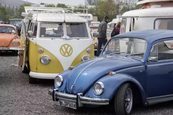 「中身はドイツ！　デザインはイタリア！　世界をざわつかせた「カルマンギア」という衝撃の名車」の画像