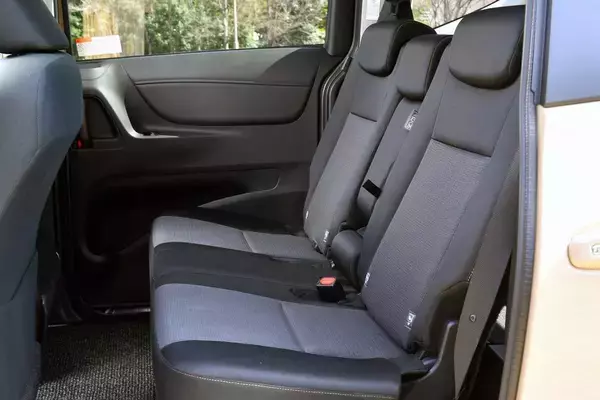「文化の違いも原因のひとつ！　国産車のシートが輸入車に比べて「チープ」に感じるワケ」の画像
