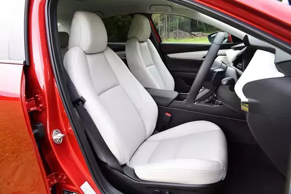 文化の違いも原因のひとつ！　国産車のシートが輸入車に比べて「チープ」に感じるワケ