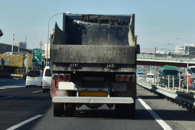 前を走るダンプの 砂落とし 後続車にしてみれば 迷惑 だが違法行為なのか 21年2月1日 エキサイトニュース 2 2