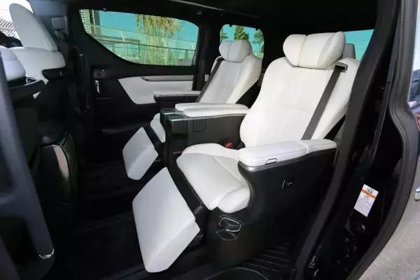 「いま急増中の「車内仕事」！　より快適な「オフィス環境」を実現できる国産車トップ５」の画像