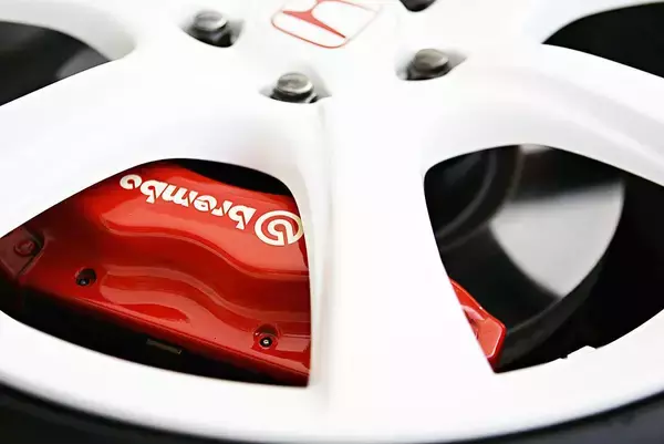 「メーカー純正でコラボ採用の「シート」と「ブレーキ」は圧倒的に「レカロ＆ブレンボ」！　ここまで「偏る」理由とは」の画像