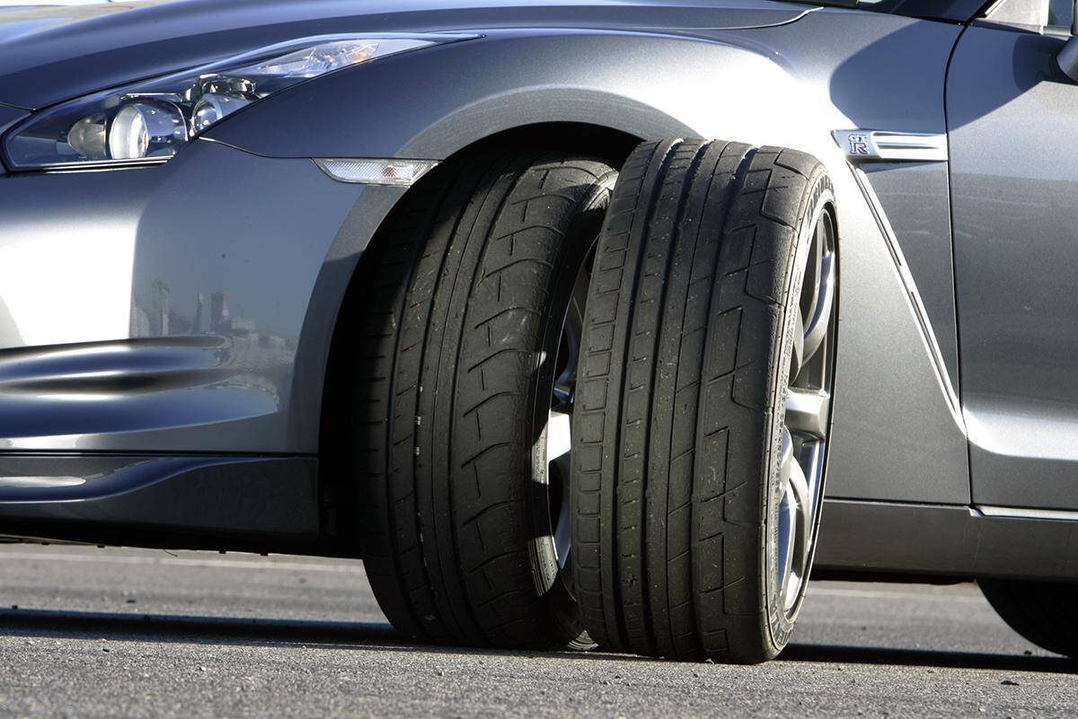 クルマに純正装着のタイヤ！　量販店にはないモデルチェンジ前の「旧銘柄」でもディーラーで購入できるワケ