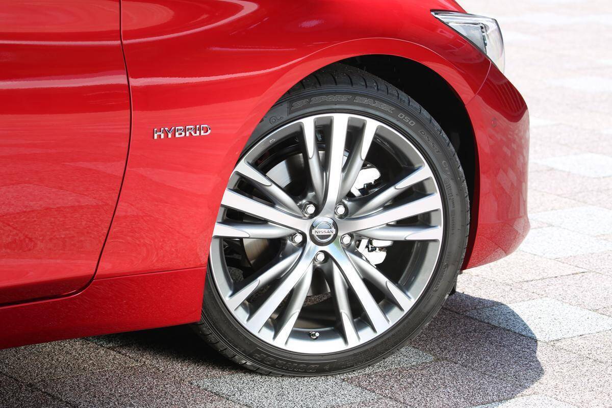 クルマに純正装着のタイヤ！　量販店にはないモデルチェンジ前の「旧銘柄」でもディーラーで購入できるワケ