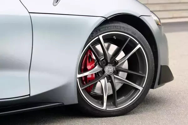 「クルマに純正装着のタイヤ！　量販店にはないモデルチェンジ前の「旧銘柄」でもディーラーで購入できるワケ」の画像