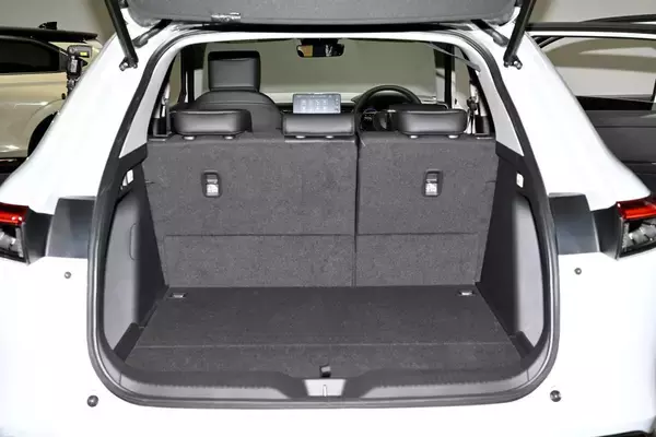 「新型ホンダ・ヴェゼルがついに公開！　斬新すぎるスタイリングと充実の中身でSUVトップを狙う」の画像