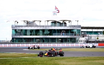 日本人にとって夢の「海外サーキット」！　レーシングドライバーの前に立ちはだかる「巨大な壁」への挑戦とは