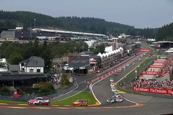 「日本人にとって夢の「海外サーキット」！　レーシングドライバーの前に立ちはだかる「巨大な壁」への挑戦とは」の画像