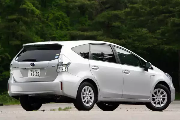 「花見も流星観測も思いのまま！　中古がオイシイ巨大ガラスルーフをもつ国産車３選」の画像