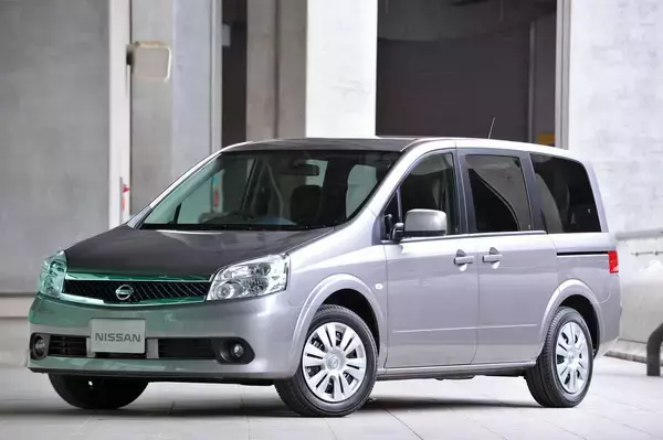 「花見も流星観測も思いのまま！　中古がオイシイ巨大ガラスルーフをもつ国産車３選」の画像