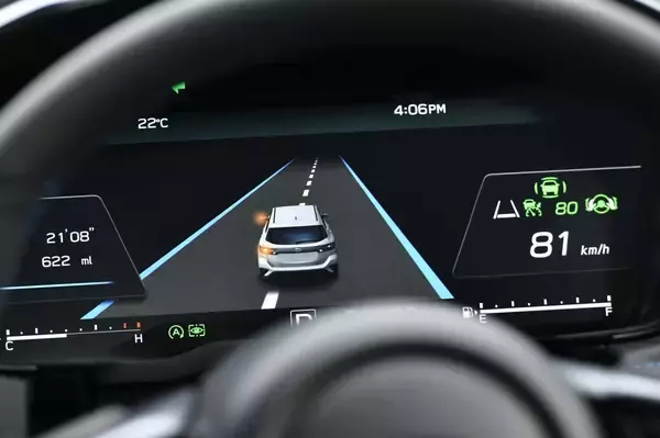 「スカイラインとレヴォーグの「手放し運転」は本当に使える？　実際に公道で試してみた」の画像