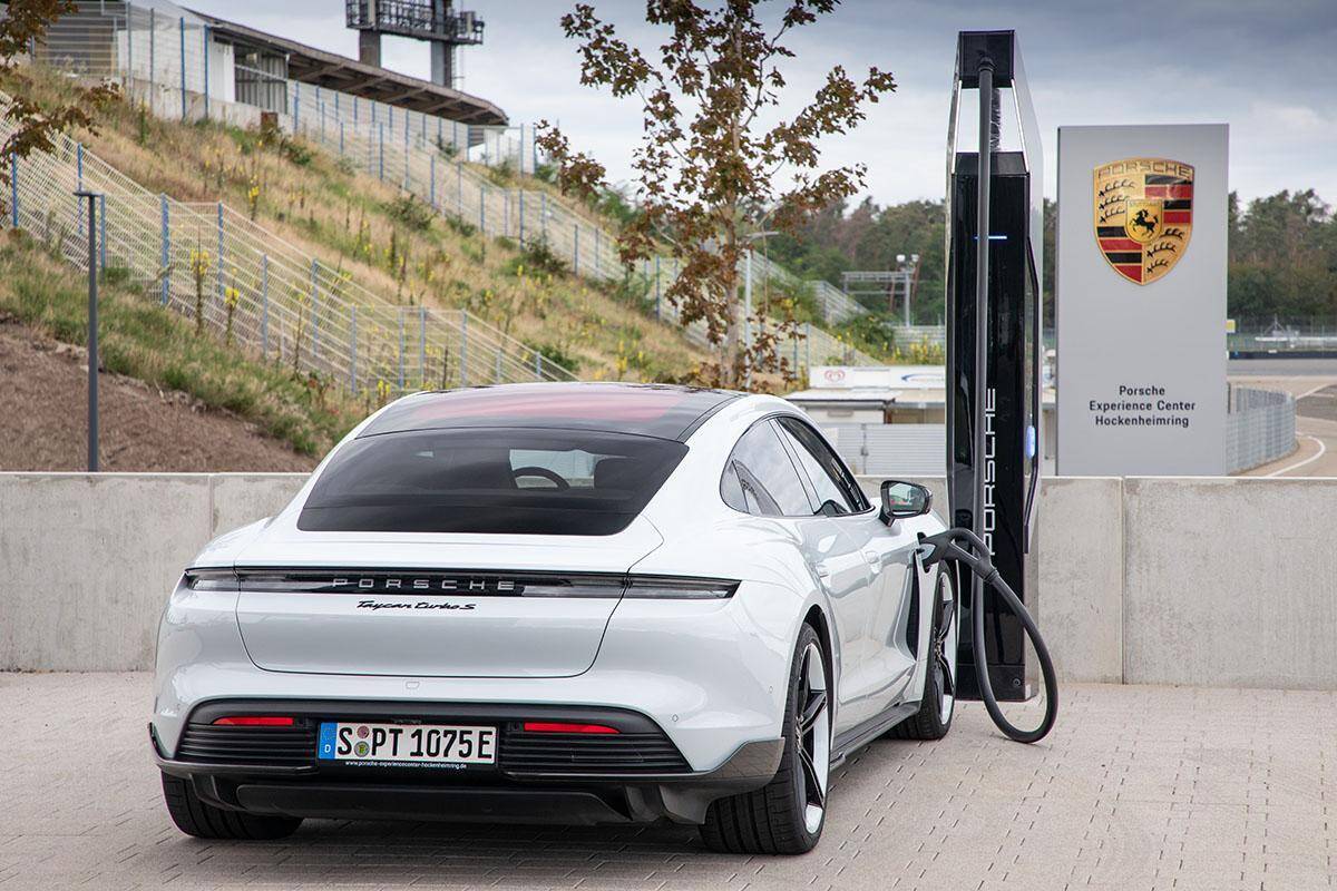 スポーツカーメーカーの雄「ポルシェ」までもがEVに力を入れるワケ