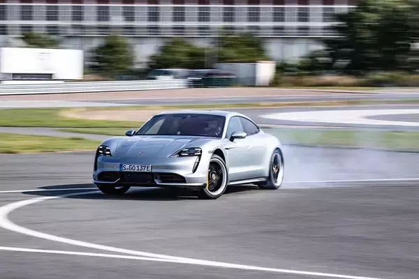 「スポーツカーメーカーの雄「ポルシェ」までもがEVに力を入れるワケ」の画像