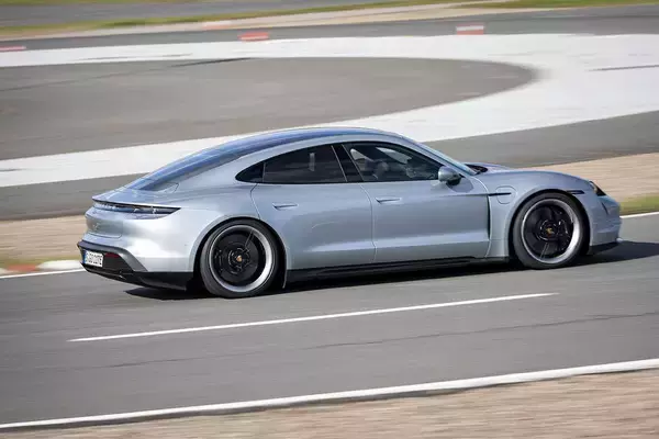 「スポーツカーメーカーの雄「ポルシェ」までもがEVに力を入れるワケ」の画像