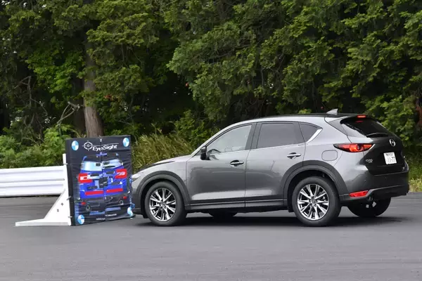 「いま新車を買うなら「本当に」付けるべき「安全装備」をレーシングドライバーが指摘！」の画像