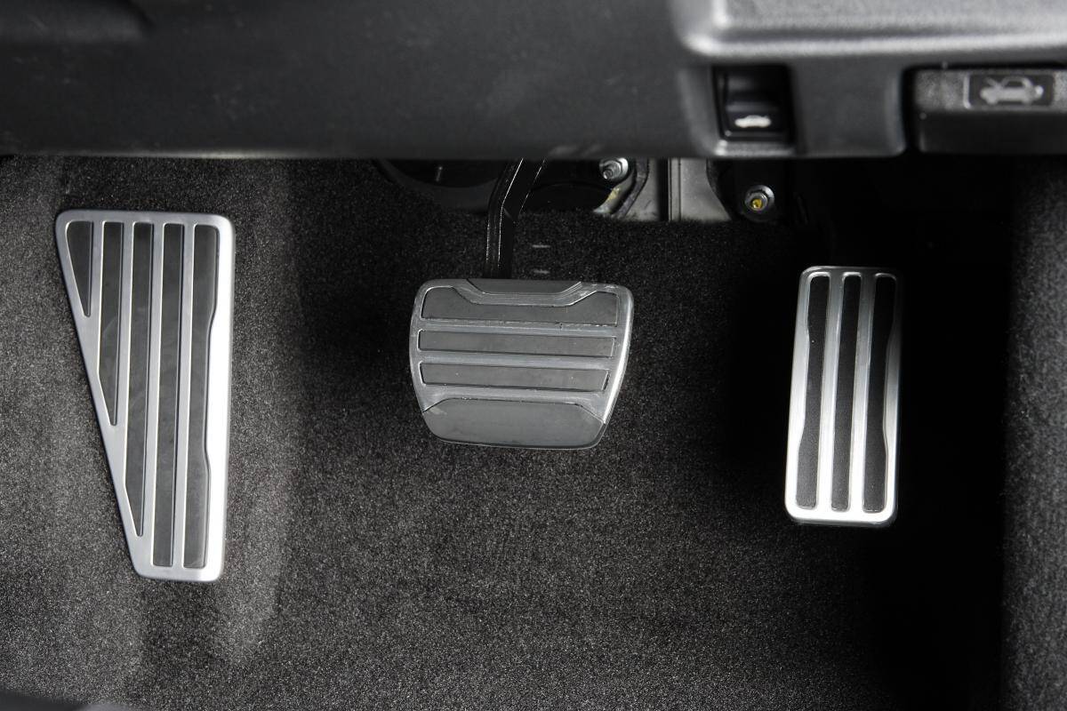 いま新車を買うなら「本当に」付けるべき「安全装備」をレーシングドライバーが指摘！