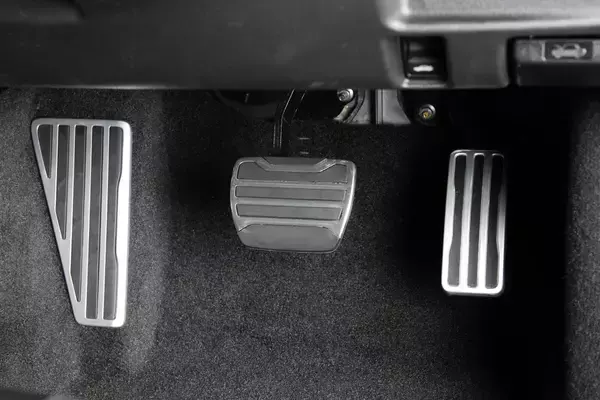 「いま新車を買うなら「本当に」付けるべき「安全装備」をレーシングドライバーが指摘！」の画像