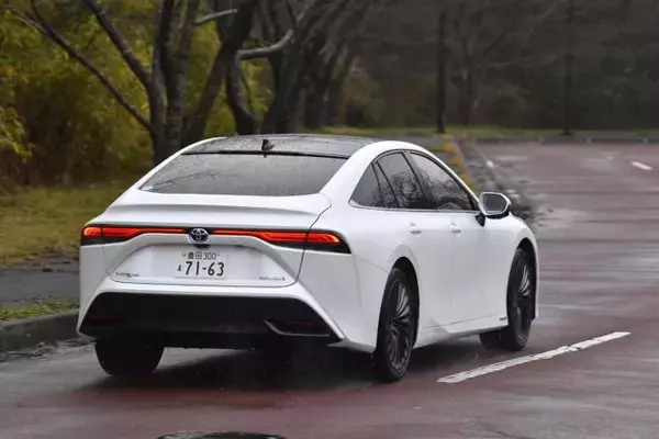 「【試乗】新型MIRAIは完成度の高い「高級車」！　FCV「だから」を言い訳にしない圧倒的な実力とは」の画像