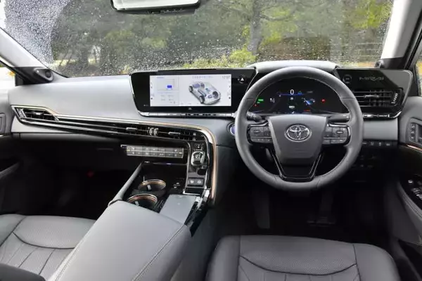「【試乗】新型MIRAIは完成度の高い「高級車」！　FCV「だから」を言い訳にしない圧倒的な実力とは」の画像