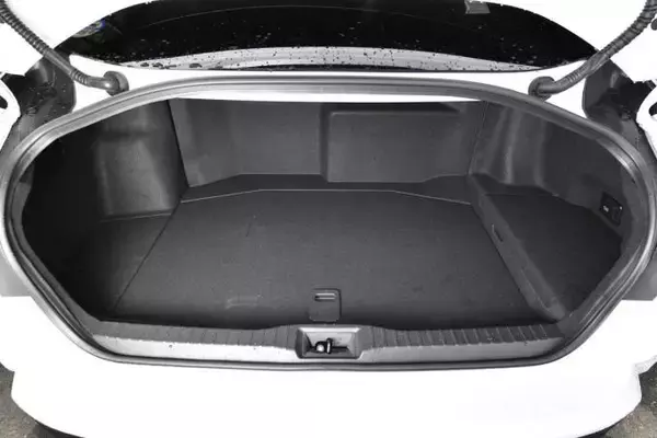 「【試乗】新型MIRAIは完成度の高い「高級車」！　FCV「だから」を言い訳にしない圧倒的な実力とは」の画像