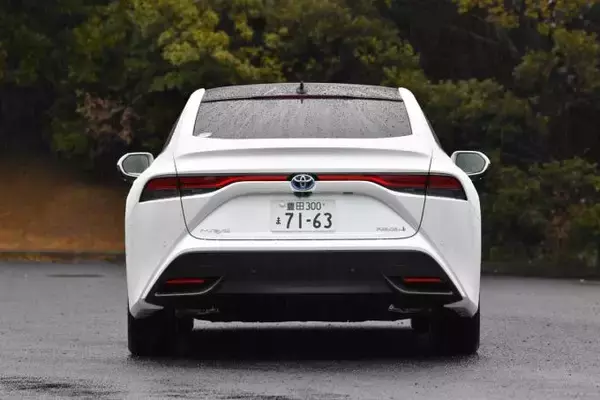 「【試乗】新型MIRAIは完成度の高い「高級車」！　FCV「だから」を言い訳にしない圧倒的な実力とは」の画像