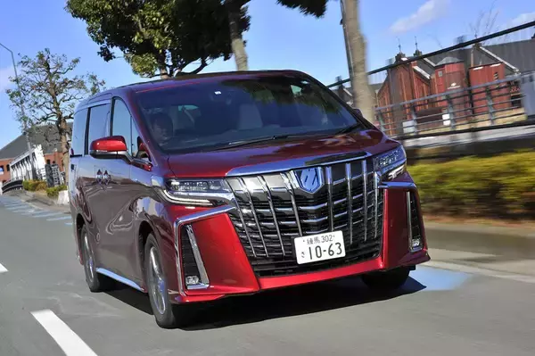 経済的不安が叫ばれるいま２台の高額車が絶好調の不思議！　トヨタ・アルファード＆ハリアーが売れるワケ