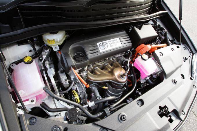 渾身のハイブリッド専用車！　トヨタSAIとレクサスHSはなぜ１代で消えたのか？