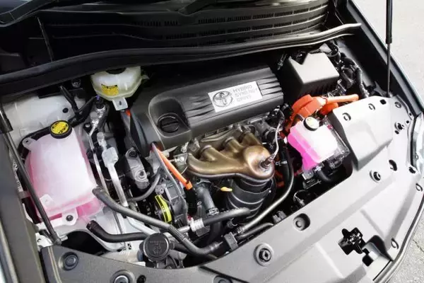 「渾身のハイブリッド専用車！　トヨタSAIとレクサスHSはなぜ１代で消えたのか？」の画像