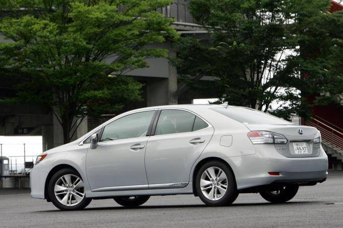 渾身のハイブリッド専用車！　トヨタSAIとレクサスHSはなぜ１代で消えたのか？