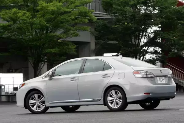 「渾身のハイブリッド専用車！　トヨタSAIとレクサスHSはなぜ１代で消えたのか？」の画像