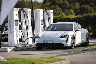 激速のテスラやポルシェも軽規格のi-MiEVも同じ！　電気自動車の自動車税額が一律の謎