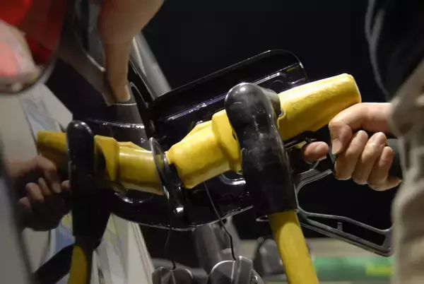 「激速のテスラやポルシェも軽規格のi-MiEVも同じ！　電気自動車の自動車税額が一律の謎」の画像